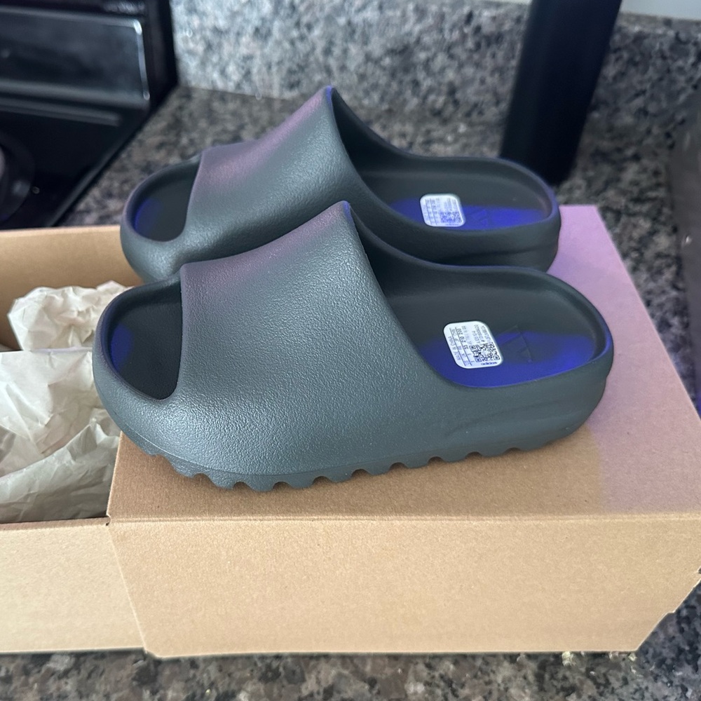 Never worn kids Yeezy slide. Size 1 but are small, Can fit 11k-12k
